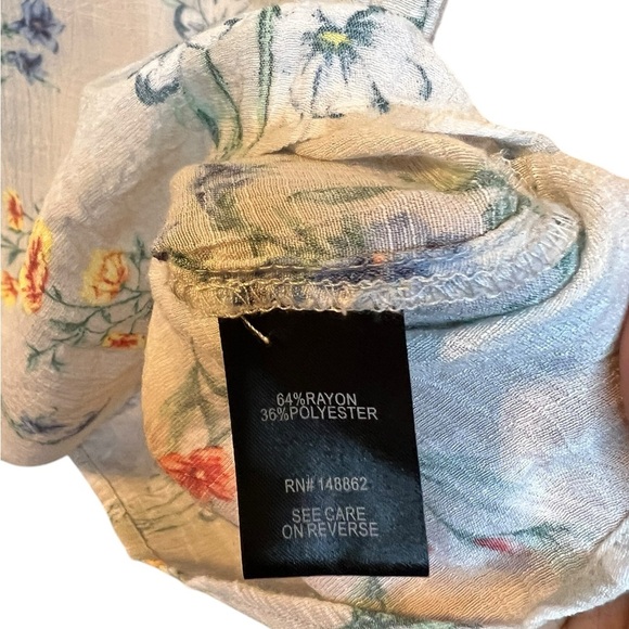 Torrid Lightweight Sleeveless Floral Top - Light Gray Size Torrid 2 (2x - 18/20) - Picture 3 of 4